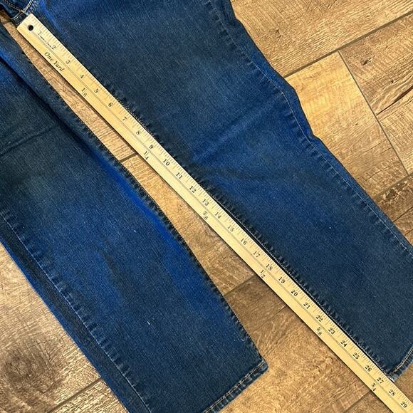 Levi's Women's Classic Straight Fit Jeans Dark Wash Size 12 - Picture 4 of 8